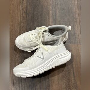 Vionic walk Max tennis shoes sneakers